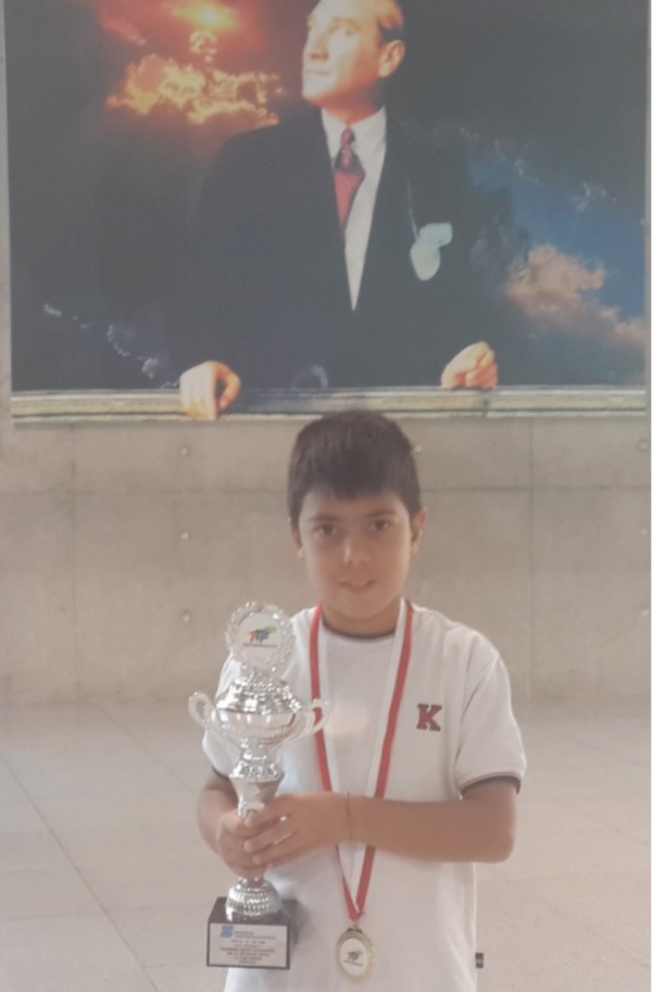 İlkokul Öğrencimiz Arda CEMRİ (4-O) Tenis Turnuvasında Madalya Kazandı
