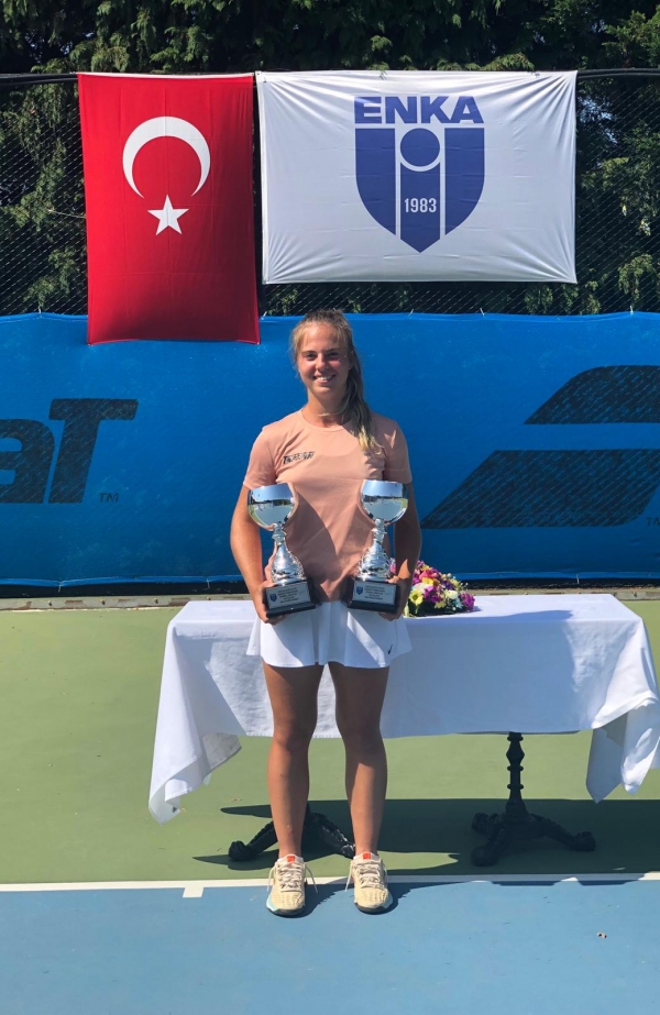 Öğrencimiz Zeynep Naz Dara'dan Uluslararası Tenis Turnuvası'nda Çifte Şampiyonluk