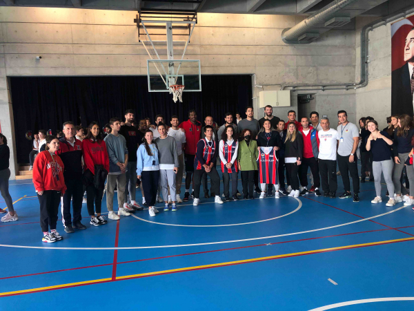 A Erkek Basketbol Takımımız Lise Kısmımızı Ziyaret Etti