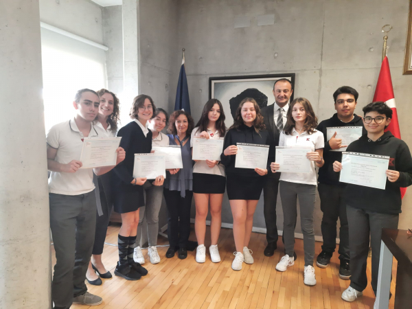 Fransızca DELF B1/B2 Sınavları'nda Başarılı Olan Öğrencilerimiz Sertifikalarını Aldı