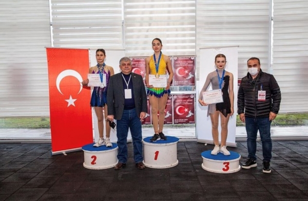 Öğrencimiz Defne Ulutaş Artistik Buz Pateni Büyükler Türkiye Şampiyonası Yarışmasında Birinci Oldu
