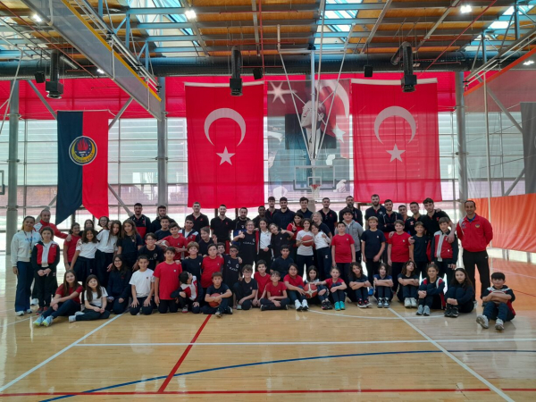 TED Ankara Kolejliler Spor Kulübü A Erkek Basketbol Takımımız Ortaokul öğrencilerimizle bir araya geldi.