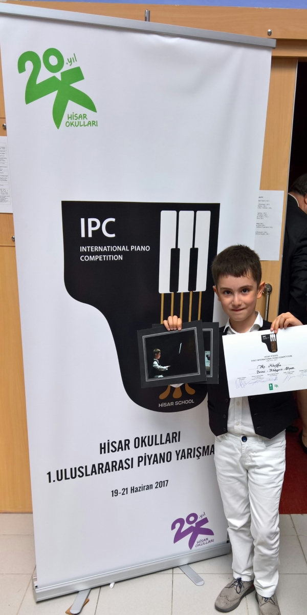 Öğrencimiz Alp Mıhçıoğlu Piyano Yarışmasında 1. oldu