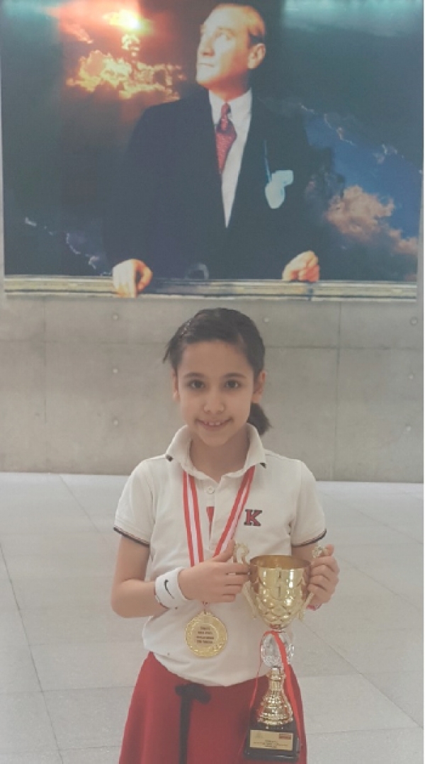 İlkokul Öğrencimiz Tenis Turnuvasında Madalya ve Kupa Kazandı