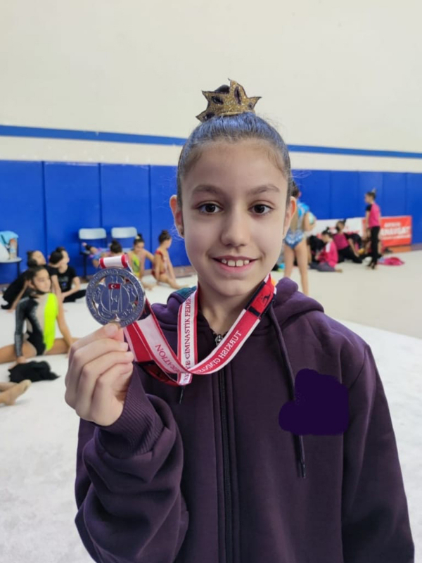 Öğrencimiz Sare Su ÇİÇEK'in Ritmik Cimnastik Başarısı