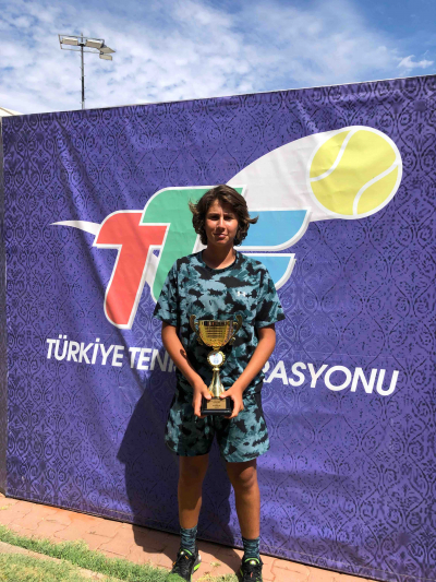 Lise Öğrencimiz Çınar Özkahraman Tenis&#039;te Türkiye 2.si