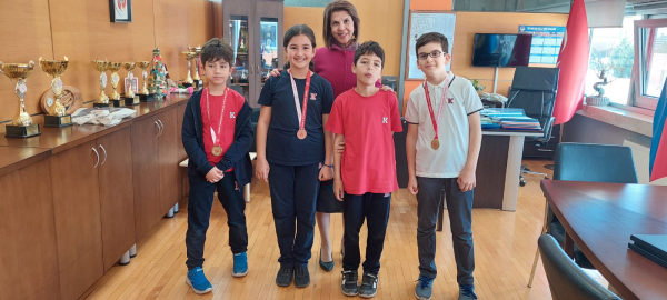 İlkokul Öğrencilerimiz Okullar Arası Satranç Turnuvasından Madalya ile Döndüler.